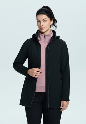 Chaqueta negra con cremallera y capucha sobre una camiseta rosa de cuello alto. Cuenta con un diseño ajustado, textura suave y bolsillos laterales.