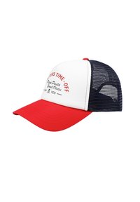 Gorra de béisbol blanca y roja con visera curva y parte trasera de malla, con texto en rojo y negro. Forma redondeada con un frente estructurado.
