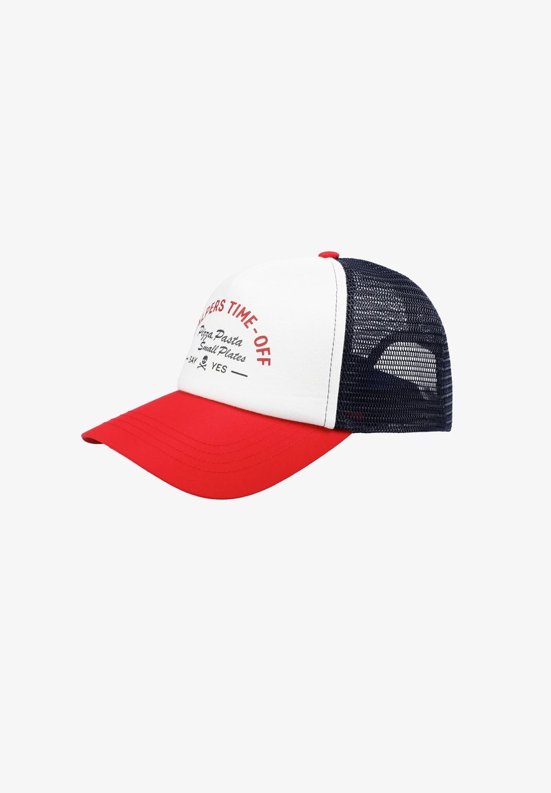 Gorra de béisbol blanca y roja con visera curva y parte trasera de malla, con texto en rojo y negro. Forma redondeada con un frente estructurado.