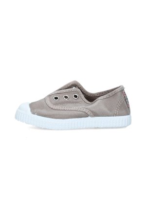 Sneaker slip-on in tela grigia con punta e suola in gomma bianca, con occhielli in metallo e dettagli cuciti.