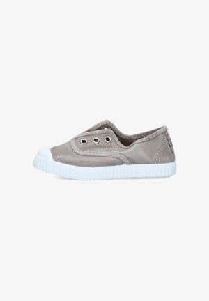 Sneaker slip-on in tela grigia con punta e suola in gomma bianca, con occhielli in metallo e dettagli cuciti.