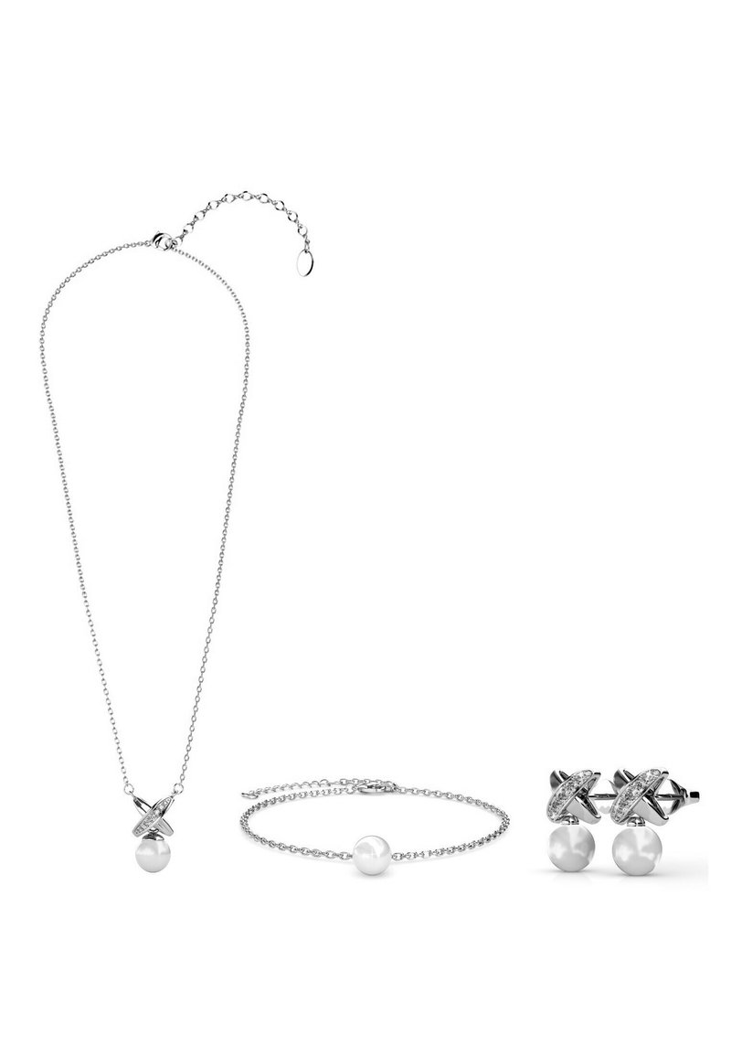 Set aus drei Schmuckstücken: eine silberne Kettenhalskette mit einer Perle, ein Perlenarmband und Perlensteckerohrringe mit einem dekorativen silbernen Akzent.