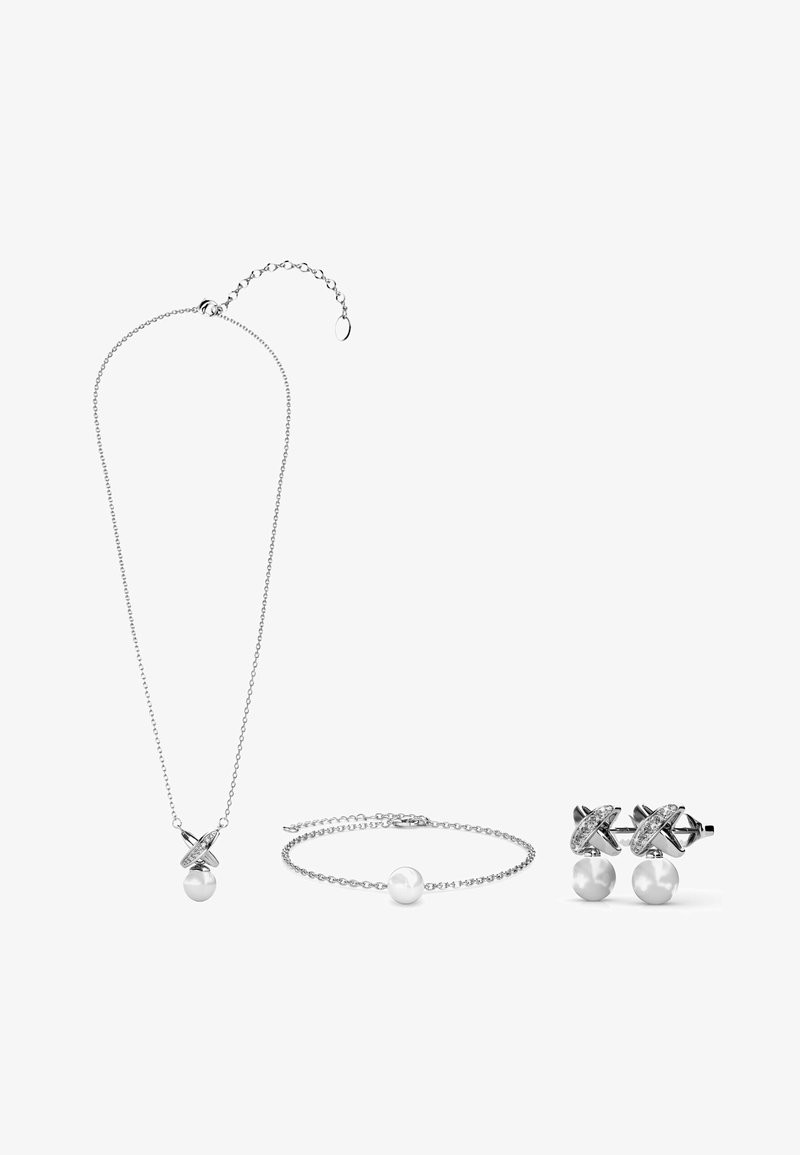 Set aus drei Schmuckstücken: eine silberne Kettenhalskette mit einer Perle, ein Perlenarmband und Perlensteckerohrringe mit einem dekorativen silbernen Akzent.