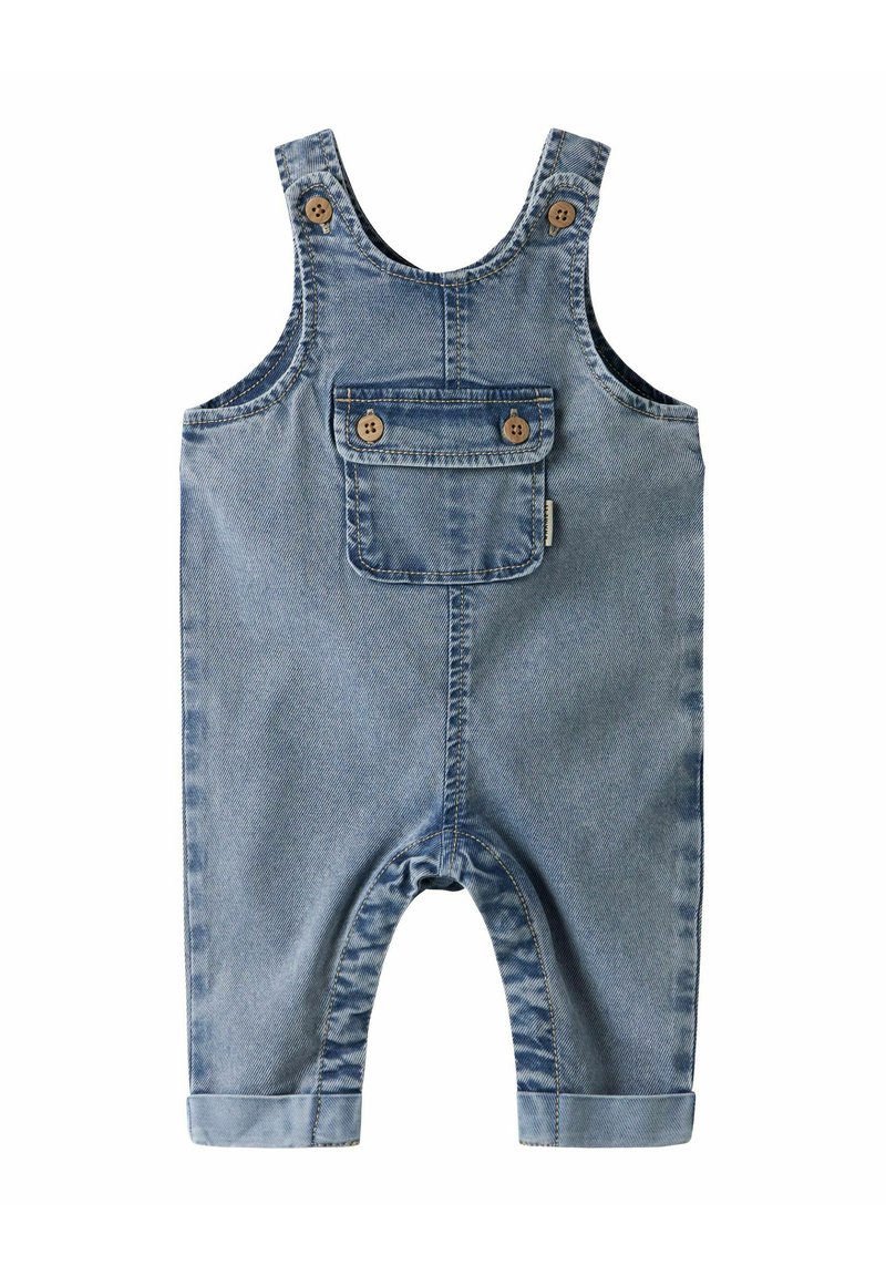 Salopette bébé en denim bleu clair avec poche avant et détails de boutons en bois sur les bretelles et le rabat de la poche.