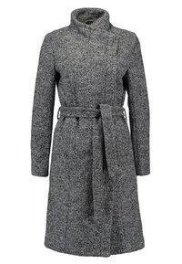 Cappotto in misto lana grigio con texture, colletto alto, maniche lunghe e una cintura coordinata in vita, caratterizzato da un design di lunghezza media.