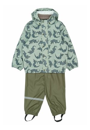 Børne regnjakke og bukser i lysegrøn med krokodillemønster; jakken har hætte og trykknapper; bukserne har reflekterende stribe.