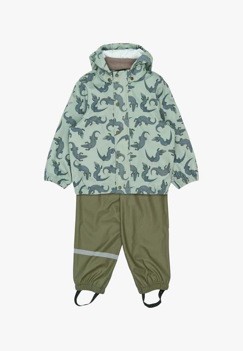Ensemble veste et pantalon de pluie pour enfants en vert clair avec motif crocodile ; la veste est dotée d'une capuche et de boutons-pression ; le pantalon comprend une bande réfléchissante.