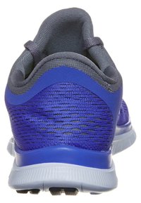 Des chaussures de sport violettes avec une tige en maille texturée, des accents gris et une semelle flexible et rembourrée. Caractérisées par un design de talon arrondi.