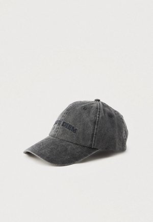 Mørk gråvasket bomull baseballcap med buet skjerm og "CARPE DIEM" brodert på venstre side foran.