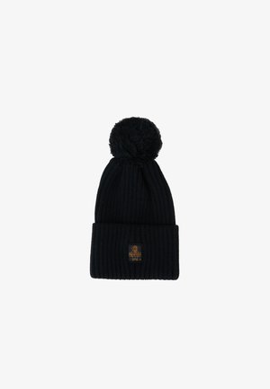 Zwarte gebreide beanie met een geribbelde textuur, voorzien van een pompon bovenop en een klein bruin logo-opdruk op de opgerolde manchet.