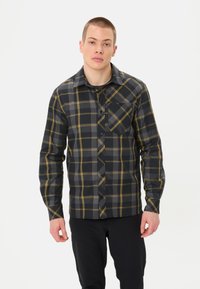 Camicia a quadri nera e grigia con accenti gialli, maniche lunghe, bottoni sul davanti e taschino sul petto. Tessuto morbido con design aderente.