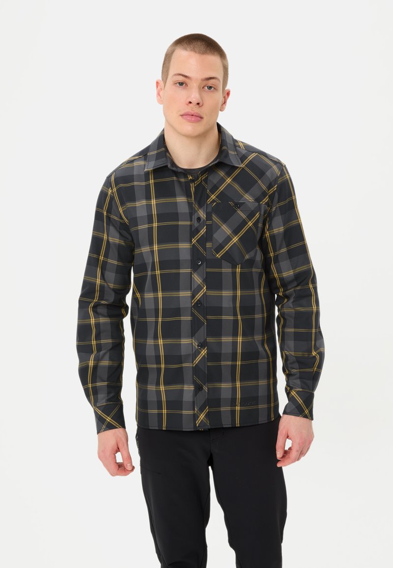 Camicia a quadri nera e grigia con accenti gialli, maniche lunghe, bottoni sul davanti e taschino sul petto. Tessuto morbido con design aderente.
