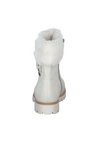 Bota ankle de cuero blanco con un suave puño blanco, cremallera lateral y dos botones metálicos decorativos, con una superficie exterior texturizada y suela gruesa.