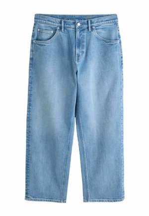 Vaqueros azul claro de pierna recta con botón y cremallera delanteros, trabillas para cinturón y estilo de cinco bolsillos.