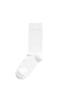 Hvid bomuldsstrømpe med ribbet manchet, glat tekstur og forstærket tå. Enkelt design, uden dekorationer, og egnet til en række fodtøj.