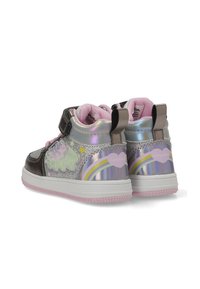 Par de zapatillas altas para niños con purpurina, plateado holográfico, interiores rosas, diseños de alas y corazón arcoíris, y cierres de velcro.