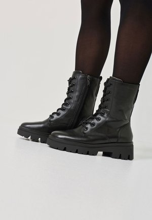 COMFORT - Platvormtallaga poolsaapad - black