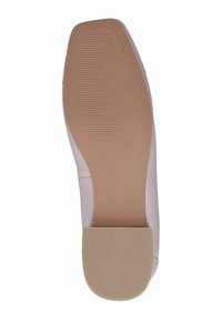 Suola piatta della scarpa con un fondo in gomma beige chiaro e liscio e un motivo di presa testurizzato. Presenta una tomaia di colore rosa pallido con un design minimal.