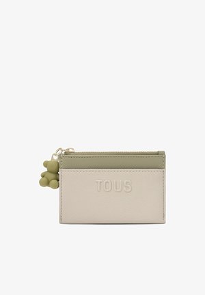 Mała beżowo-oliwkowa etui na karty z tłoczonym logo "TOUS" i suwakiem w kształcie małego oliwkowego misia.