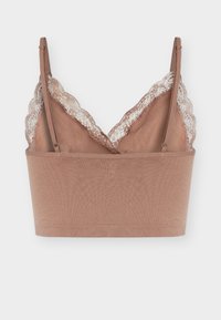 Απαλό καφέ σουτιέν bralette με ρυθμιζόμενους λεπτούς ιμάντες, δαντέλα στις чашες και φαρδιά ελαστική ταινία κάτω για υποστήριξη.