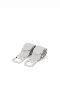 Grå läderremmar med en glatt yta, med rundade ändar och en rektangulär metallspänne. Subtil märkning präglad på ytan.