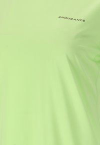 Limegrøn fugttransporterende sportstrøje med en glat tekstur og et lille "ENDURANCE" logo i en kontrasterende farve.