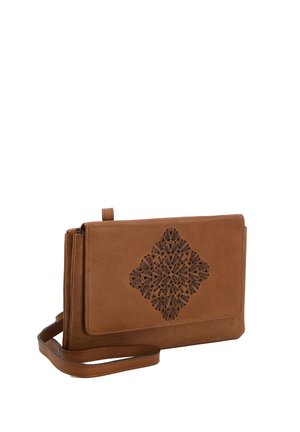 Helles Leder-Crossbody-Bag mit einem ausgeschnittenen Diamantmuster auf der Vorderseite. Ausgestattet mit einem Schultergurt, glatter Textur und strukturierter Form.