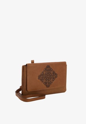 Brązowa skórzana torba na ramię z wyciętym wzorem w diamenty z przodu. Posiada pasek, gładką fakturę i dobrze zorganizowany fason.