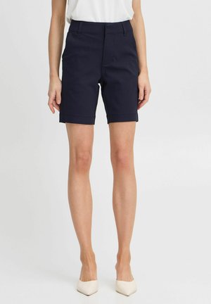 Shorts taillés bleu marine en tissu léger, avec un devant plat, un design classique à cinq poches et des ourlets retournés.