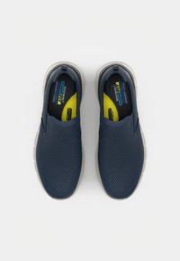 Mornarske cipele na slip-on s prozračnom mrežicom, podstavljenim okovratnikom, sivoj potplatu i vidljivim žutim uloškom za amortizaciju.