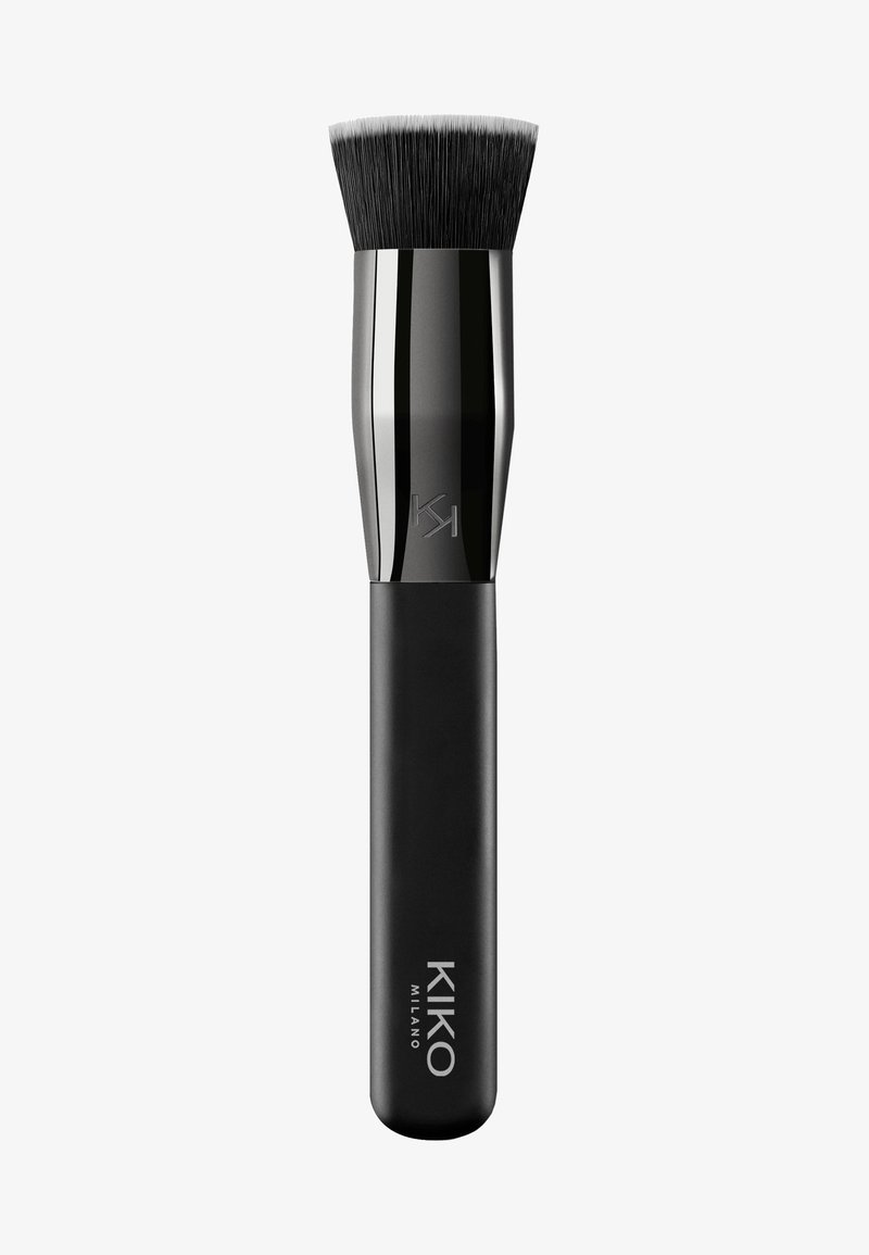 Flacher Foundation-Pinsel mit einem schwarzen Kunststoffgriff, silberner Ferrule und dichten synthetischen Borsten, die von Schwarz zu Weiß an den Spitzen verblassen.
