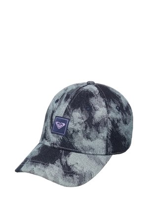 Czapka z daszkiem z czarno-szarym wzorem tie-dye i kwadratową naszywką z logo przedstawiającym różowe serce i stylizowany wzór fali z przodu.