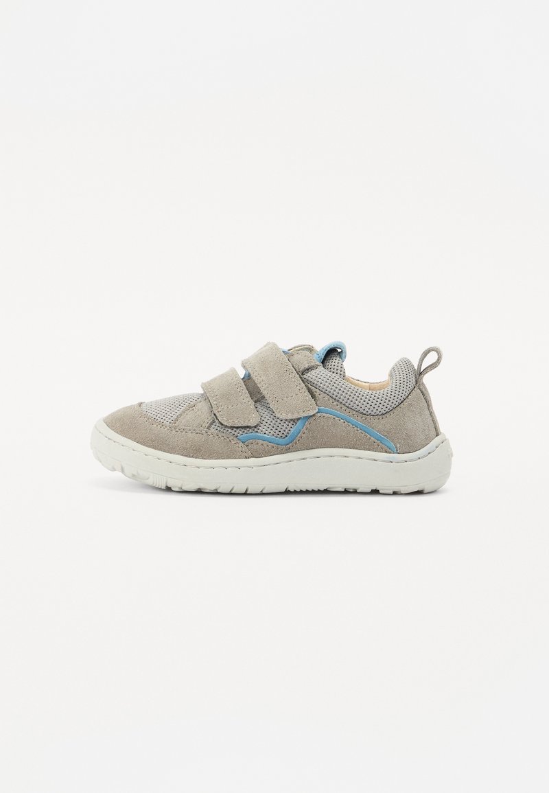 Grå semsket sneakers med nettdetaljer, to justerbare borrelåsremmer, blå aksenter på sidene og en gummi såle.