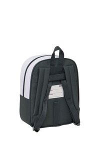 Zaino piccolo bicolore grigio e nero con spallacci imbottiti, maniglia superiore e uno slot per carta d'identità sul pannello posteriore.