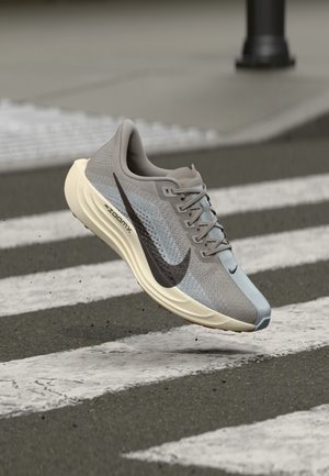 PEGASUS PLUS - Zapatillas running asfalto - college grey/med ash/pure platinum-coloured/pale ivory/med brown