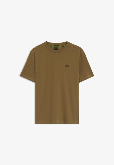 T-shirt manches courtes vert olive avec col rond et petit logo noir "BOSS" sur la poitrine gauche.