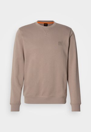 Beige sweatshirt med lange ærmer, rund halsudskæring og ribbede manchetter. Har et lille struktureret logo-patch på brystet. Blød stoftekstur.