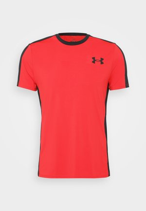 Tricou sportiv roșu cu mânecă scurtă, fabricat dintr-un material ușor, având accente negre pe părțile laterale și un mic logo negru pe piept.
