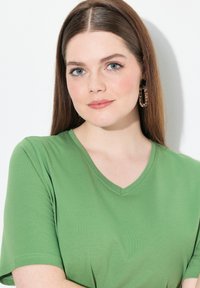 Ulla Popken GRANDES TAILLES - Jednoduché tričko - moss green