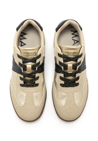 Sneaker beige con accenti neri, materiale strutturato, dettagli metallici dorati e lacci neri glitterati. Punta arrotondata e suola in gomma.