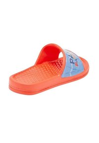 Sandale en plastique orange avec une sangle bleue présentant un texte imprimé. La semelle a un motif texturé et antidérapant pour une meilleure adhérence.