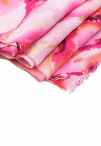 Sciarpa floreale rosa, tessuto leggero, con vivaci tonalità di rosa e arancione e dettagli dorati, texture morbida e bordi frangiati.