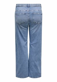 Jeans de pierna ancha en azul claro con una textura de denim suave, que presentan bolsillos traseros y una cintura de altura media, sin herrajes visibles.