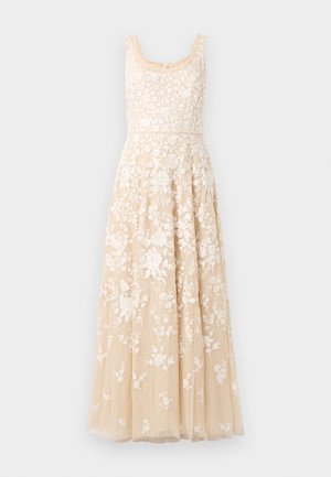 Beige ärmelloses langes Kleid mit weißer Blumenstickerei und einem leicht gerafften quadratischen Ausschnitt auf einem einfarbigen Hintergrund.