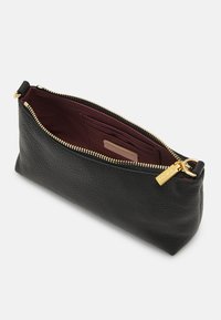 Svart lærpouch med en strukturert overflate, gullglidelås og dyp burgunderrød fôring med kortlommer. Kompakt, avlang design.