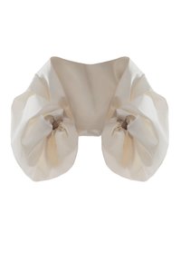 Pūsts krēmveida auduma apkakle ar apjomīgām daļām un savilktām atverēm katrā galā, ar gludu tekstūru un mīkstu spīdumu.