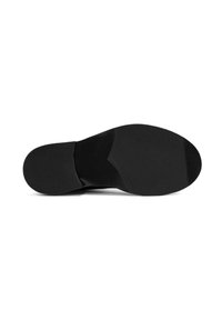 Suela de zapato negra con una superficie lisa y plana. Patrón de agarre texturizado y ligera curvatura cerca del talón. Diseño simple y minimalista.
