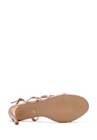 Sandal in rosa oro con tacco alto, dotata di molteplici fasce sottili e decorazioni; finitura metallica liscia; punta affusolata; suola testurizzata.