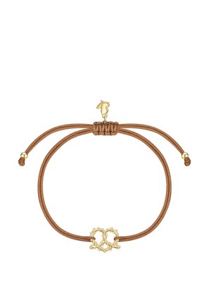 Braunes verstellbares Kordelarmband mit einem goldenen doppelseitigen Herzanhänger und goldenen Perlenakzenten an den Enden.