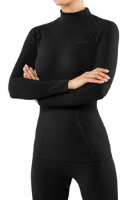 Haut de sport noir à manches longues avec un col montant, en tissu lisse, présentant une texture subtile et un logo sur la poitrine.